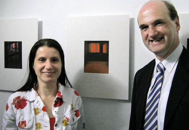 Esther Naused, hier mit dem Kunstexper...ksdorf, bei der Ausstellungserffnung.  | Foto: Anne Freyer