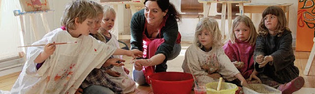 Patrice Dufner werkelt mit Kindern im Emi-Stein-Haus.  | Foto: ulrike Ehrlacher