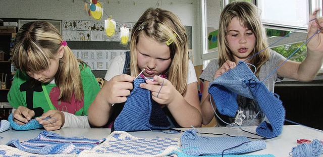 Die Schlerinnen bei der Hkelarbeit.   | Foto: Sandra Decoux-Kone