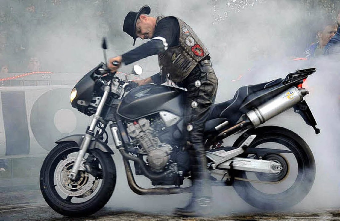 Da qualmt es ordentlich &#8211; ein Motorrad beim sogenannten Burnout.   | Foto: Stefan Merkle