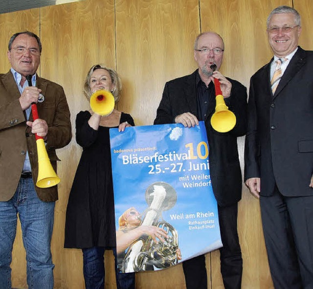 Frieder Speck, Petra Friebolin, Tonio ...ein wenig Vuvuzela-Fieber verbreiten.   | Foto: Lauber