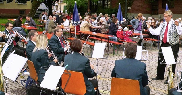 Der  Musikverein Hllstein spielte als...lburg im Freien zum Frhschoppen auf.   | Foto: Georg Diehl