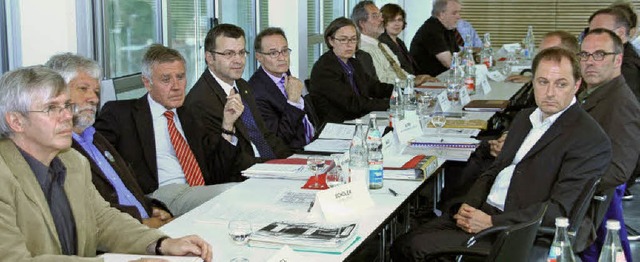 Groe Runde: Am  Tisch im Regierungspr... Eberhard Niethammer (Rheinfelden/D).   | Foto: Regierungsprsidium