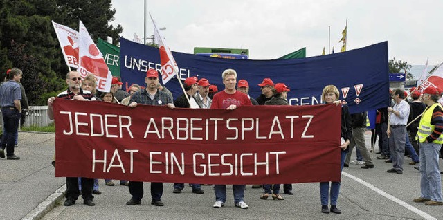 Mit groen Bannern marschieren Beschf...von DSM und BASF in der Mittagspause.   | Foto: Jannik Schall