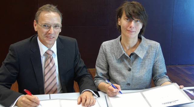 Sparkassen-Chef Andr Marker und Burgh... der Unterzeichnung der Vereinbarung.   | Foto: Michael Baas