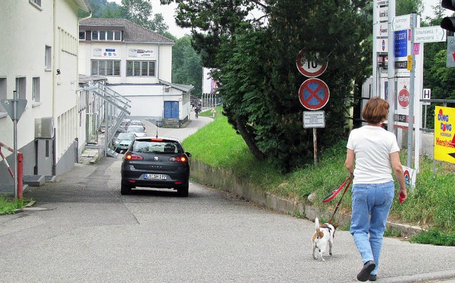 Manchmal wird es schon eng zwischen  d...hung an der SWEG-Bahntrasse (rechts).   | Foto: Manfred Lange