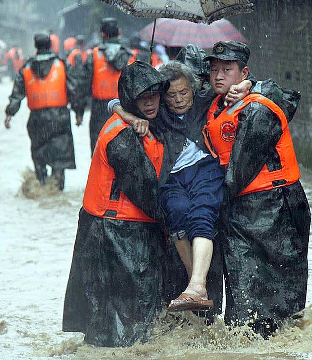 Helfer retten eine Frau in der sdchinesischen Provinz Fujian.   | Foto: AFP