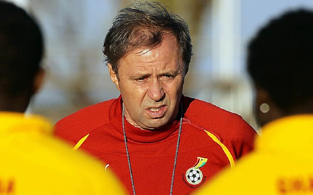 Inmitten seiner Spieler: Ghanas Trainer Milovan Rajevac   | Foto: dpa