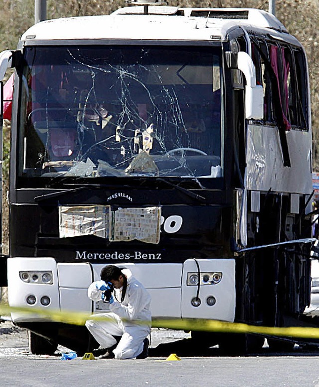Der Bus, neben dem eine Bombe gezndet wurde  | Foto: dpa