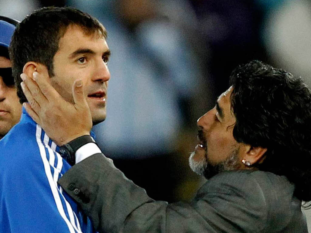 Der grte Hingucker bei der argentinischen WM-Mannschaft ist, so sagen viele, der emotionale Trainer: Diego Armando Maradona schmust,  schimpft, tobt, jubelt, leidet.