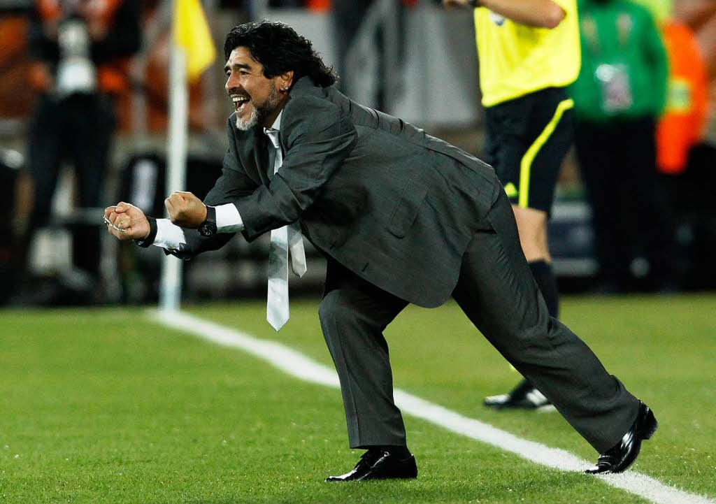 Der grte Hingucker bei der argentinischen WM-Mannschaft ist, so sagen viele, der emotionale Trainer: Diego Armando Maradona schmust,  schimpft, tobt, jubelt, leidet.