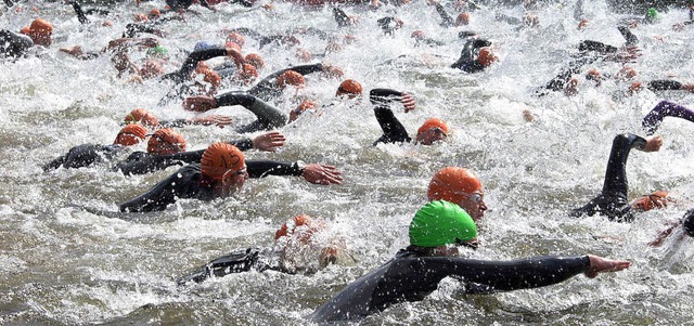 Massenstarts beim Triathlon sind spekt...e Beine schlagen das Wasser schaumig.   | Foto: Jrgen ruoff