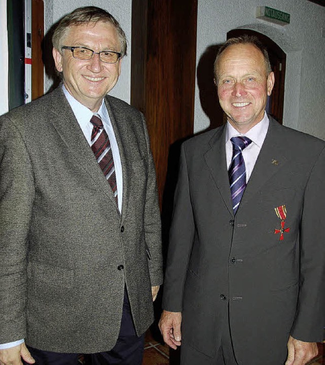 Regierungsprsident Julian Wrtenberge...tin Schmidt das Bundesverdienstkreuz.   | Foto: Umiger