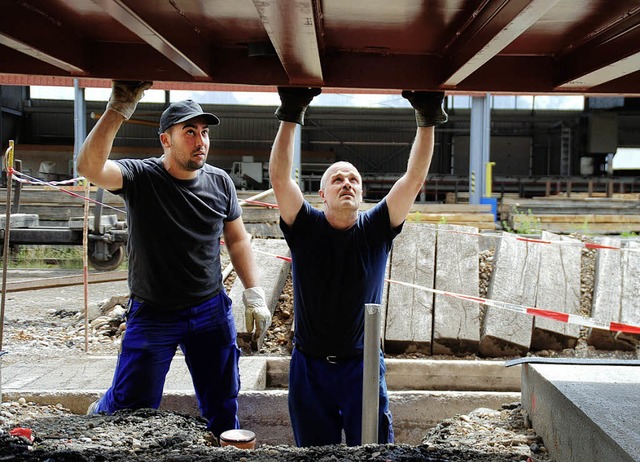 Whrend die neue Halle mit teils noch ...denkmalgeschtzten Richtberg-Gebude.   | Foto: Christoph Nesseler