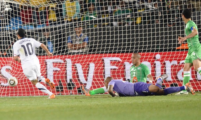 Landon Donovan dreht nach seinem Treffer zum 1:0 gegen Algerien zum Jubeln ab.  | Foto: AFP