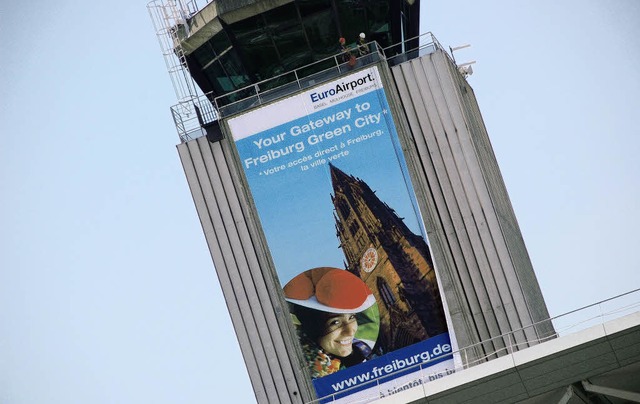 Freiburg ist  sichtbar dabei: Das neue Plakat am   Tower des Euro-Airports.   | Foto: michael reich
