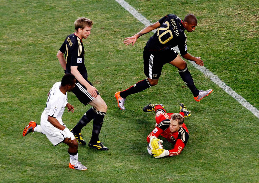 Manuel Neuer hlt einen Schuss von Ghanas Andre Ayew fest.