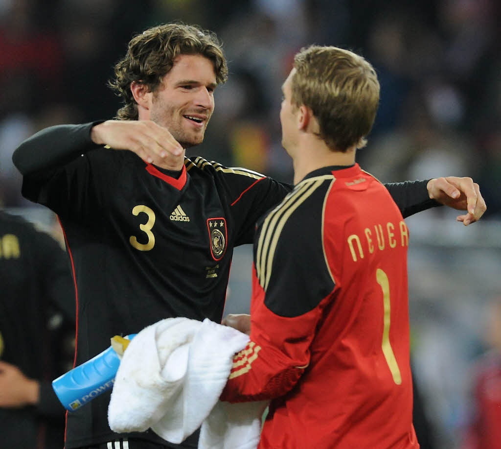 Arne Friedrich (links) und Manuel Neuer feiern den Gruppensieg.