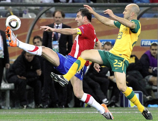 Serbisch-australisches Fuball-Ballett... Stankovic (links) und Marco Bresciano  | Foto: dpa