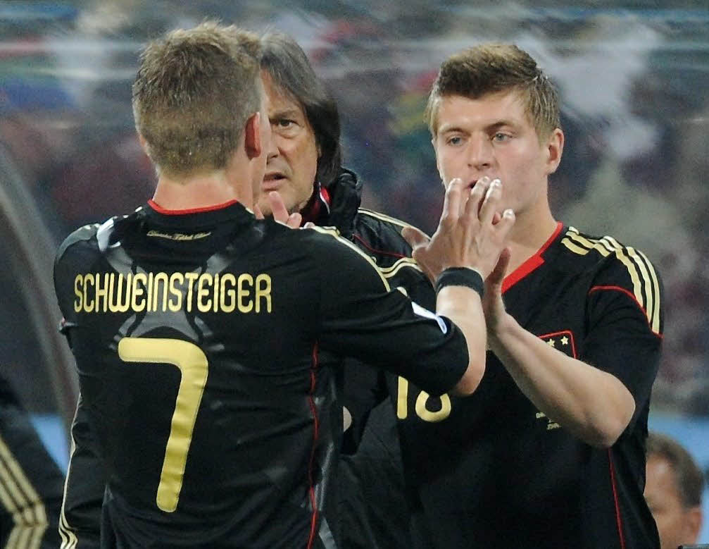 <unbenannt></unbenannt>Toni Kroos (rechts) kam spt fr Bastian Schweinsteiger (links).