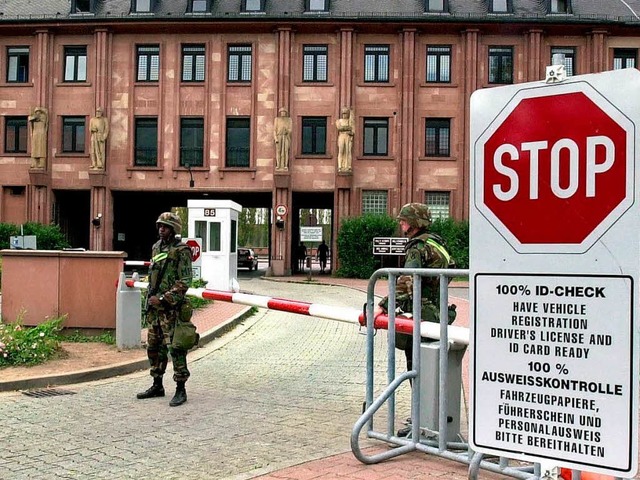 Vor dem Abzug: Soldaten bewachen den E...u den Campbell Barracks in Heidelberg.  | Foto: DPA