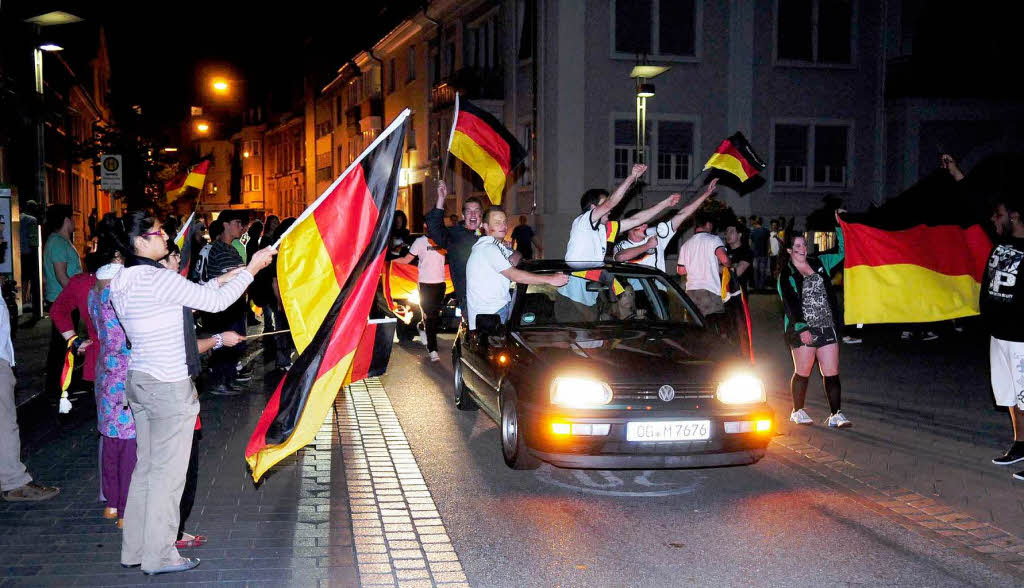 Lahrer Fuballfans feiern   nach dem deutschen Sieg