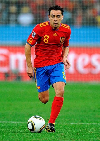 Spanien sieht rot:  Xavi in den klassischen Farben des Landes.
