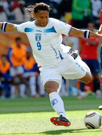 Wie eine Sommerbrise in blau-wei:  Carlos Pavon aus Honduras.