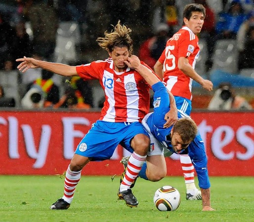 Enrique Vera (l) und Victor Caceres aus Paraguay sind auf dem grasgrnen Rasengeviert ein Blickfang.