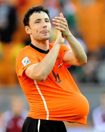 Da passt einiges drunter: das Trikot der Niederlande mit Marc van Bommel.