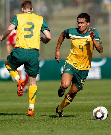 Das grn-gelbe Trikot der australischen Socceroos wirkt matter als das der Sdafrikaner.