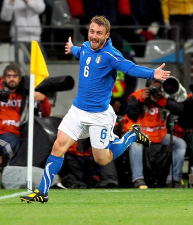 Die Squadra Azzurra punktet derzeit kaum in klassischem Blau-Wei. Daniele Rossi macht in jedem Fall eine schnittige Figur: Man achte auf die hbsch verzierten Sckchen.