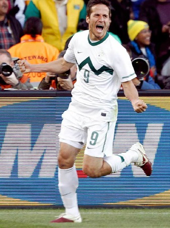 Blaue Herzlinie auf weiem Grund: Sloweniens Heimtrikot verpackt Zlatan Ljunijankic.