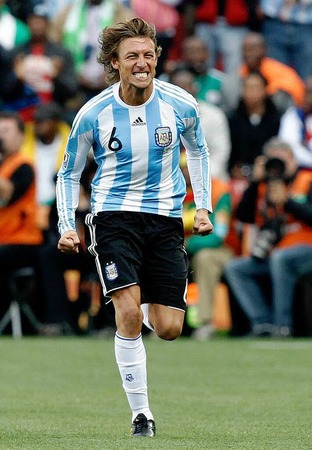 Sitzt so richtig schn: Argentiniens Trikot macht aus Gabriel Heinze ein echtes Schnittchen.