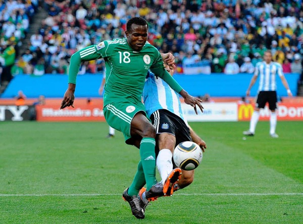 Unifarben sind die Nigerianer auf dem Platz unterwegs und gerade so vom Rasen unterscheidbar: Victor Obinna
