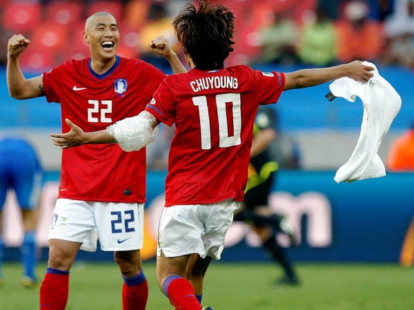 Erinnert an einen Schlafanzug: die Sdkoreaner in einer luftigen Aufhrung (Du Ri Cha  (l.) und Chu Young  Park.