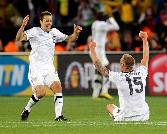 Steve Cherundolo (l.) und Jay DeMerit prsentierten allein bei einem Spiel in der Vorrunde ihr weies Heimtrikot.