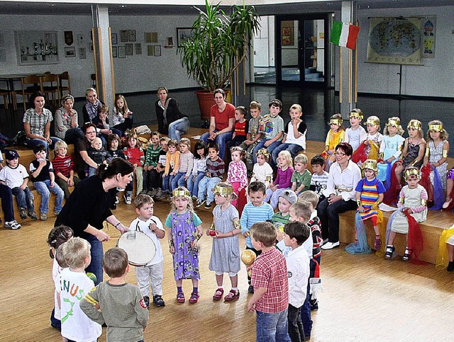Tanz und Musik gab es beim farbenfrohe...rfest des Kindergartens St. Trudpert.   | Foto: Eberhard Gross