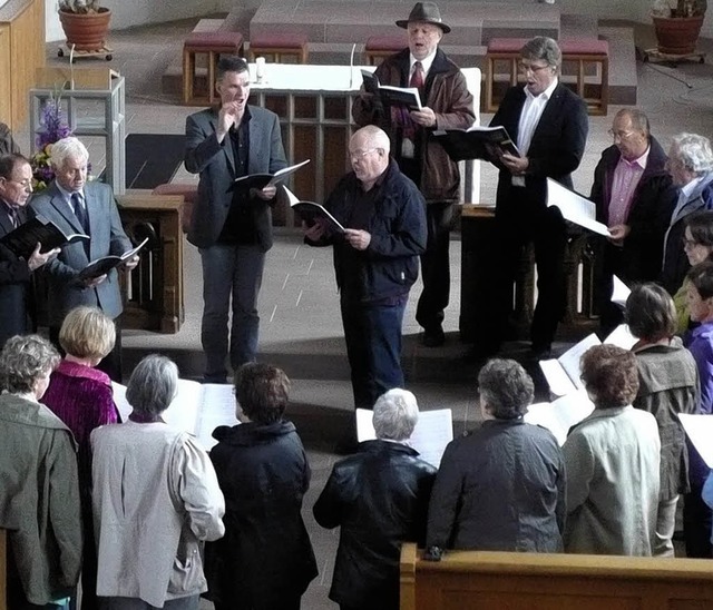 Spontane Auffhrung: Ein beiden Chren...ormitglieder gemeinsam in der Kirche.   | Foto: Privat