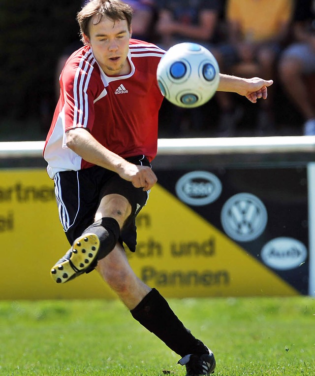 Schussrichtung Bezirksliga: Gregor Dol... seinen Teamkollegen auf den Aufstieg.  | Foto: seeger