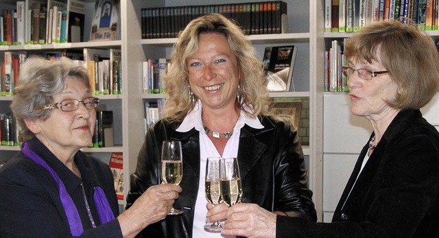 Brunhilde Robertz (links) feierte mit ...amtliche Mitarbeiterin der  Bcherei.   | Foto: noe