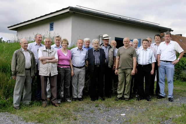 Brgermeister Erich Kiefer (rechts) st...gliedern kommunale Einrichtungen vor.   | Foto: cs