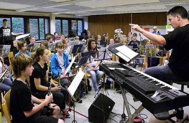 Die Blserjugend des Musikvereins Rick...nd- und Hauptschule aufgefhrt wurde.   | Foto: Kirsten Lux