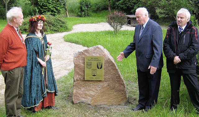 Die Altbrgermeister Artur Meiners (Ib...sdorf) enthllten einen Gedenkstein.    | Foto: privat