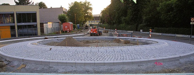 Der Kreisel ist fast fertig, was noch fehlt ist die Kunst in der Mitte.   | Foto: Franz Dannecker