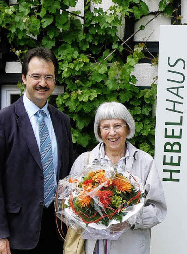 Der tausendste  Besucher im neuen Hebe...Brgermeister  Bhler dafr  Blumen.    | Foto: Privat