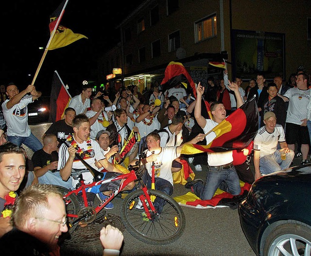 Hinsetzen! Jubelnde Fans brachten den Autocorso zum Stehen.   | Foto: kremp