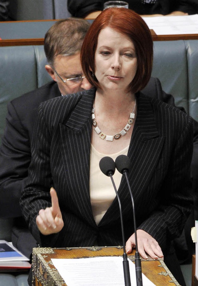 Julia Gillard am Rednerpult des Parlaments in Canberra  | Foto: afp