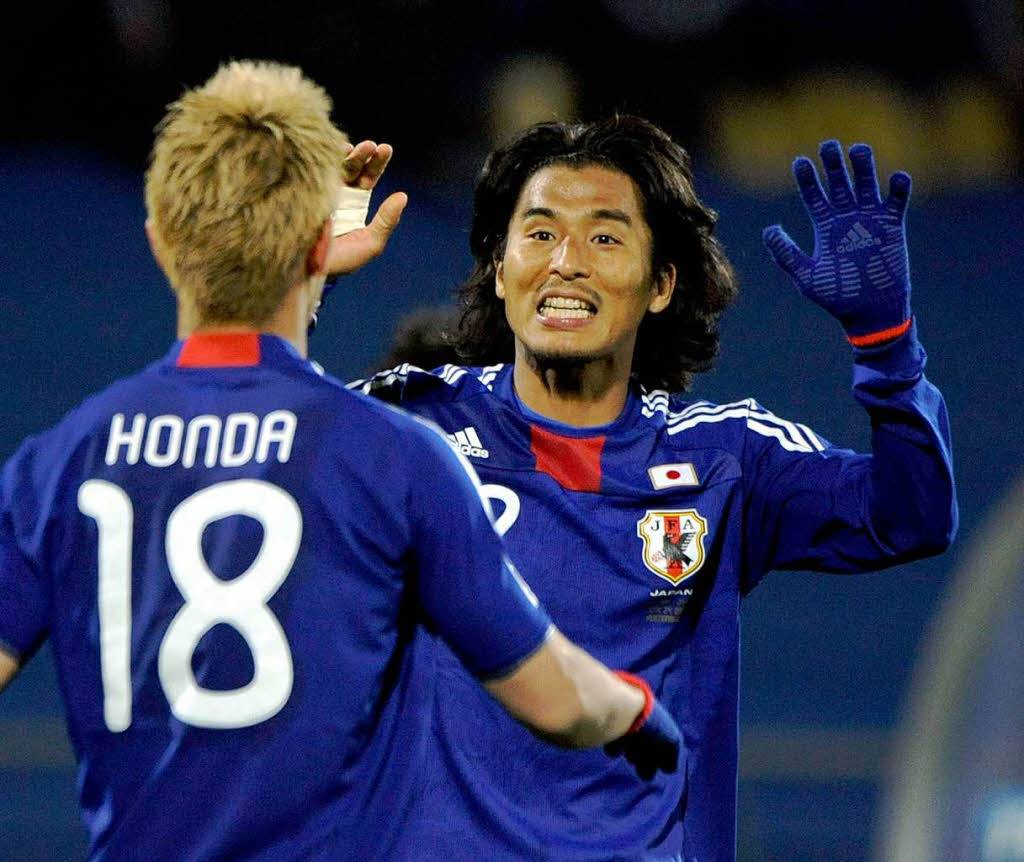 Keisuke Honda and Yuji Nakazawa feiern den Erfolg