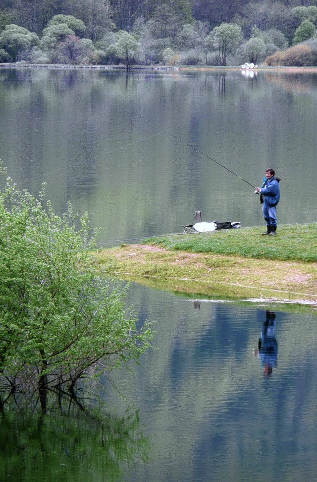 Am Morgen hat der  Angler den Lac de K... zur Burg Wildenstein (kleines Bild).   | Foto: Rolf Mller